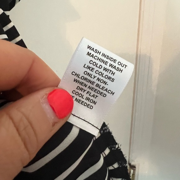 Black and White Striped Women's Top size XL (D-126) - Picture 6 of 10